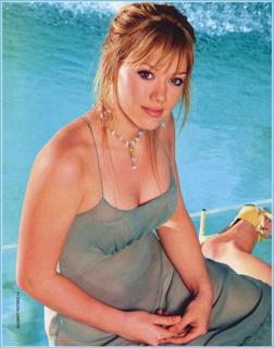 Hilary Duff feet photo thumbnail