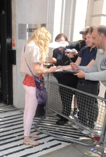 Joss Stone feet photo thumbnail