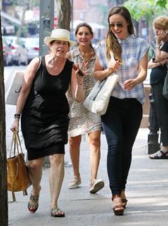 Olivia Wilde feet photo thumbnail