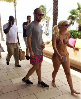 Lady Gaga feet photo thumbnail