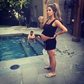 Jessie James Decker feet photo thumbnail