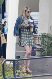 Emma Roberts feet photo thumbnail