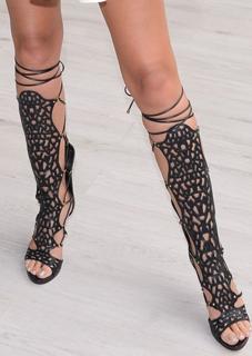 Klaudia Halejcio feet photo thumbnail