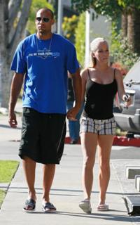 Kendra Wilkinson feet photo thumbnail