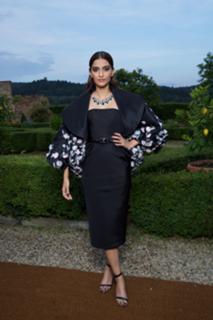 Sonam Kapoor feet photo thumbnail