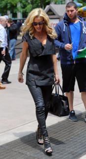 Jenny McCarthy-Wahlberg feet photo thumbnail