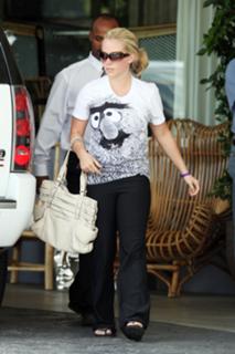 Kendra Wilkinson feet photo thumbnail