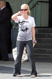 Kendra Wilkinson feet photo thumbnail
