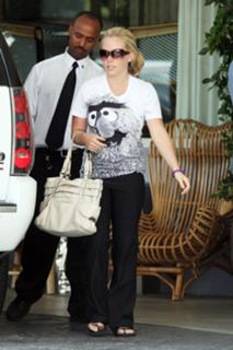 Kendra Wilkinson feet photo thumbnail