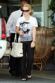 Kendra Wilkinson feet photo thumbnail