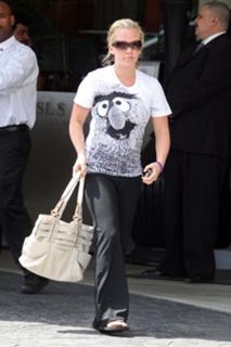 Kendra Wilkinson feet photo thumbnail