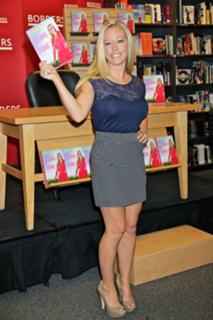 Kendra Wilkinson feet photo thumbnail