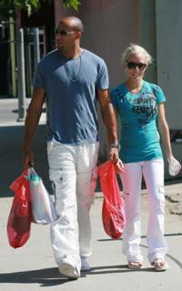 Kendra Wilkinson feet photo thumbnail
