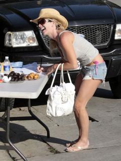 Kendra Wilkinson feet photo thumbnail