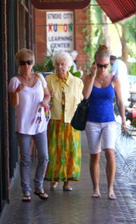 Kendra Wilkinson feet photo thumbnail