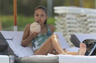 Karrueche Tran feet photo thumbnail