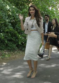 Sonam Kapoor feet photo thumbnail