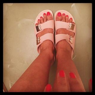 Caterina Balivo feet photo thumbnail