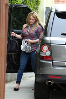 Hilary Duff feet photo thumbnail