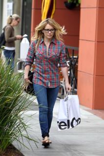 Hilary Duff feet photo thumbnail