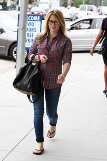 Hilary Duff feet photo thumbnail