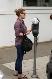 Hilary Duff feet photo thumbnail