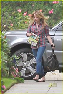 Hilary Duff feet photo thumbnail