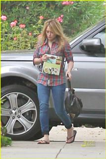 Hilary Duff feet photo thumbnail