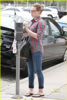Hilary Duff feet photo thumbnail