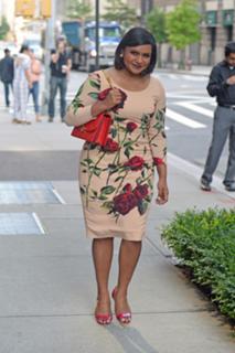 Mindy Kaling feet photo thumbnail