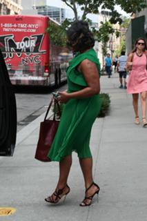 Mindy Kaling feet photo thumbnail