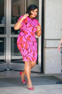 Mindy Kaling feet photo thumbnail