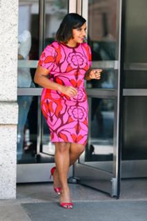 Mindy Kaling feet photo thumbnail