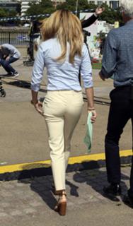 Amanda Holden feet photo thumbnail