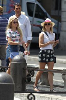 Reese Witherspoon feet photo thumbnail