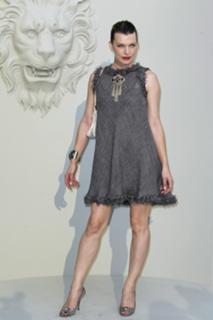 Milla Jovovich feet photo thumbnail