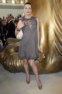 Milla Jovovich feet photo thumbnail