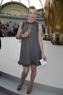 Milla Jovovich feet photo thumbnail