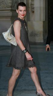Milla Jovovich feet photo thumbnail