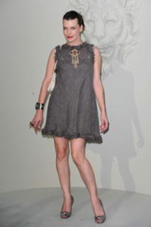Milla Jovovich feet photo thumbnail