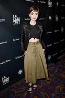 Lily Collins feet photo thumbnail