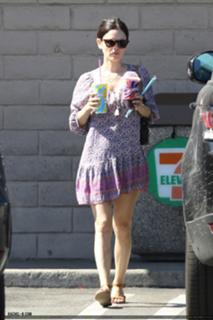 Rachel Bilson feet photo thumbnail