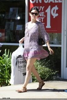 Rachel Bilson feet photo thumbnail