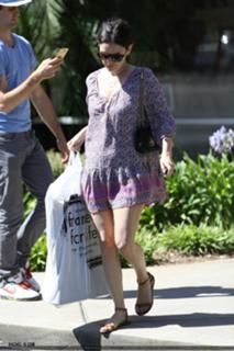 Rachel Bilson feet photo thumbnail