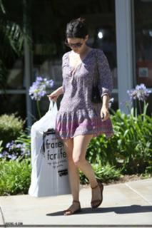 Rachel Bilson feet photo thumbnail