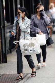 Vanessa Hudgens feet photo thumbnail