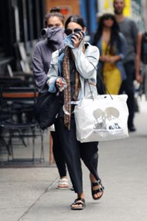 Vanessa Hudgens feet photo thumbnail