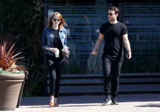 Emma Stone feet photo thumbnail