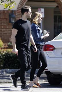 Emma Stone feet photo thumbnail