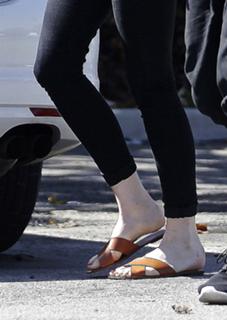 Emma Stone feet photo thumbnail